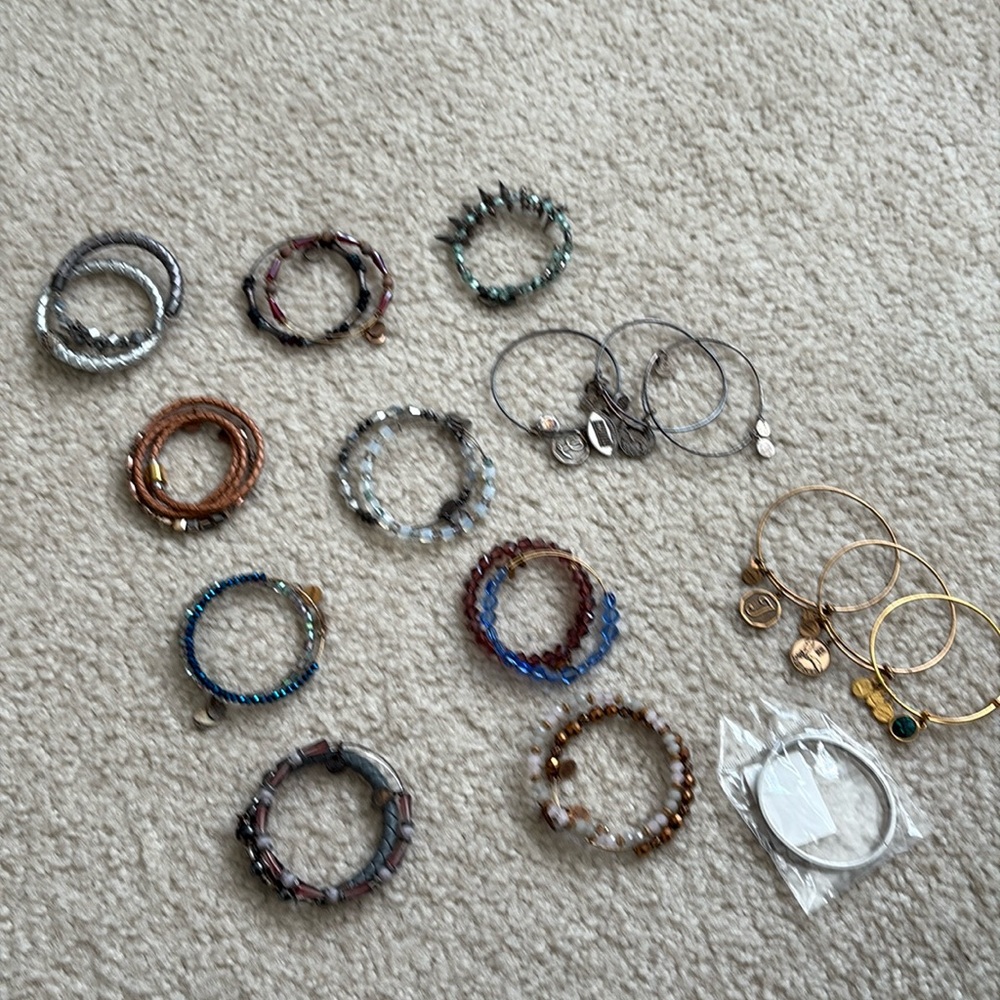 Lot of used bracelets (women’s)